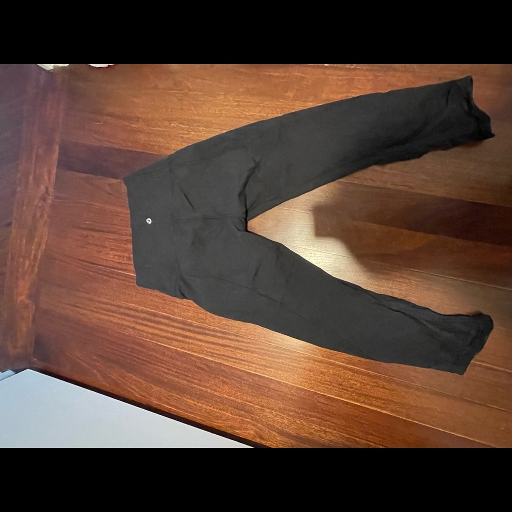 Lululemon size 6 capri with mesh detail on legs